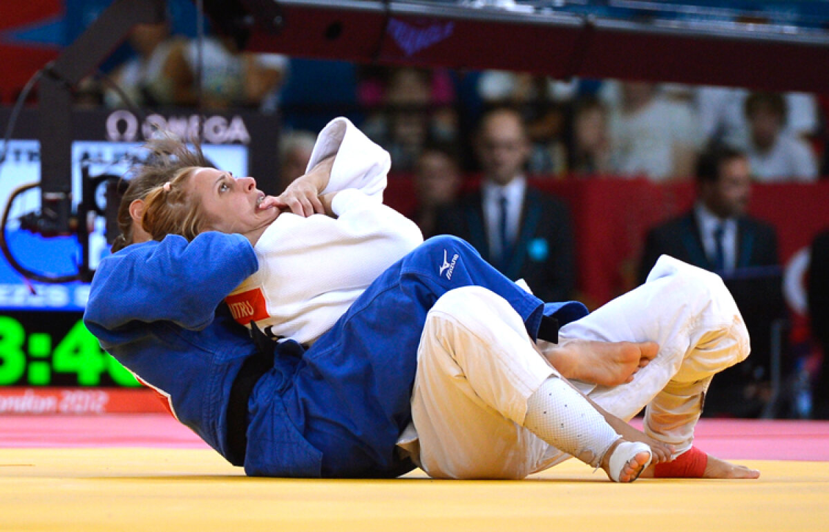 FOTO E medalie, e Alina! » Alina Dumitru a adus prima medalie a României la Londra: argint la judo, categoria 48 kg