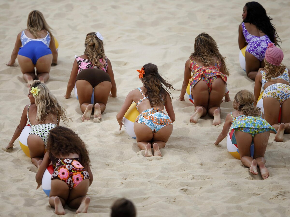 FOTO Nisip fierbinte » Majoretele de la volei pe plajă fac senzaţie la Olimpiadă