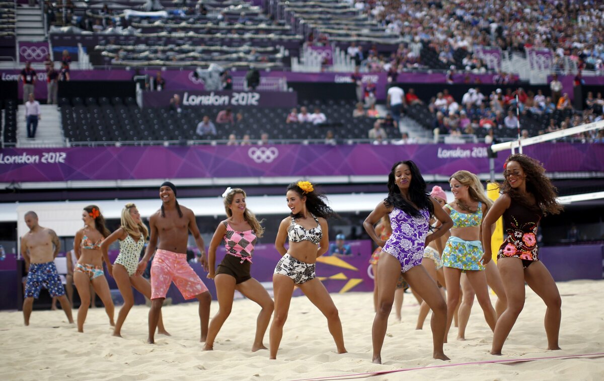 FOTO Nisip fierbinte » Majoretele de la volei pe plajă fac senzaţie la Olimpiadă