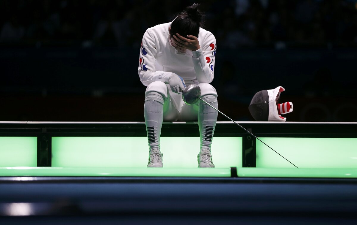 FOTO Semifinala la spadă feminin s-a terminat cu scandal mare: ”învinsa” a refuzat să părăsească planşa