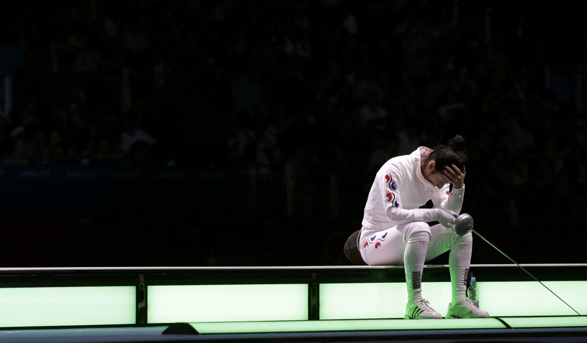 FOTO Semifinala la spadă feminin s-a terminat cu scandal mare: ”învinsa” a refuzat să părăsească planşa