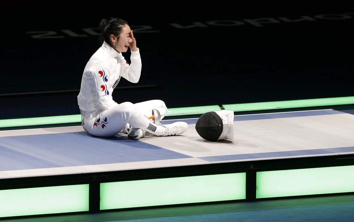 FOTO Semifinala la spadă feminin s-a terminat cu scandal mare: ”învinsa” a refuzat să părăsească planşa