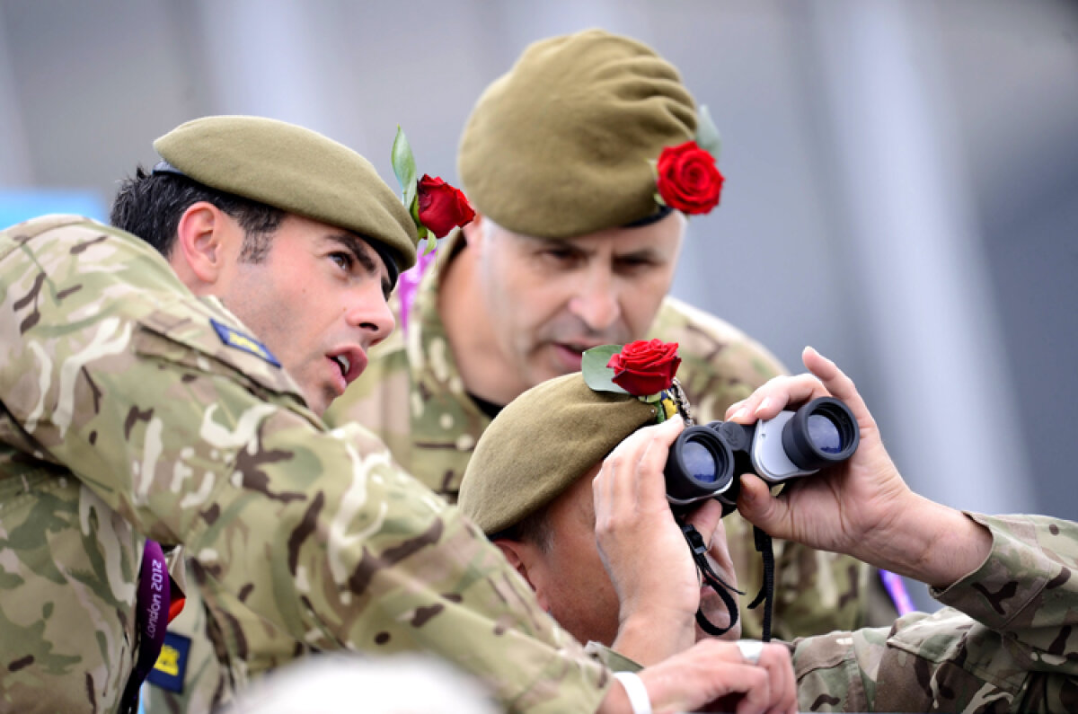 Fotografia zilei » Ei sînt pistolarii Olimpiadei de atletism. The cowboys pentru Londra 2012