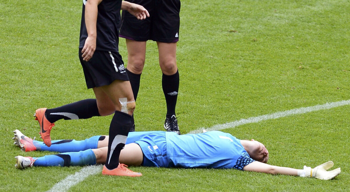 A leşinat! » Portarul Noii Zeelande a fost izbită în cap cu genunchiul în "sfertul" cu SUA, scor 0-2