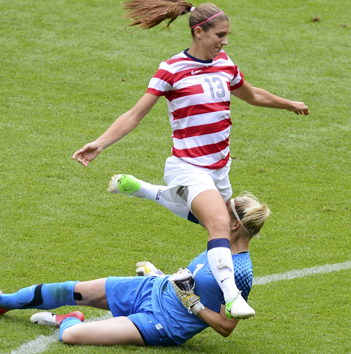 A leşinat! » Portarul Noii Zeelande a fost izbită în cap cu genunchiul în "sfertul" cu SUA, scor 0-2