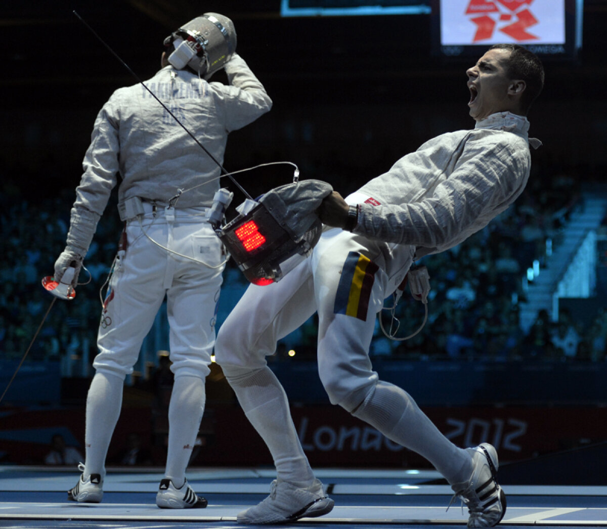 Istoria care nu vrea să asculte » Echipa masculină de scrimă a ajuns pînă în finala JO, pe care au cedat-o în faţa Coreei de Sud, scor 26-45