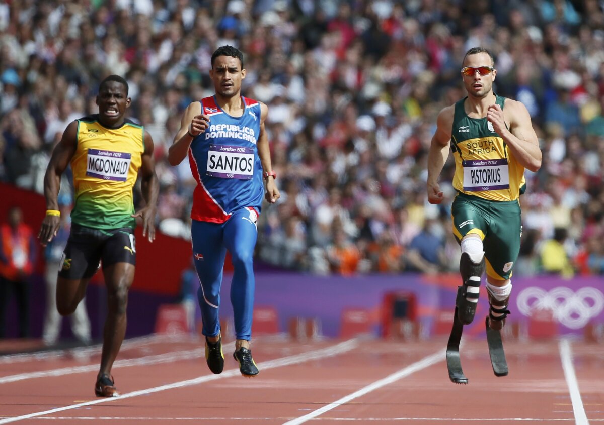 FOTO ADMIRABIL! Pistorius a terminat pe locul doi seriile la 400 de metri şi e în semifinale