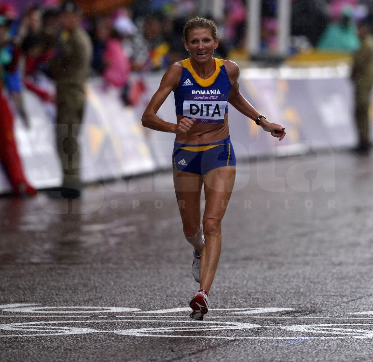 GALERIE FOTO » Tiki Gelana e noua campioană olimpică la maraton! Şimon pe 45, Diţă pe 86!