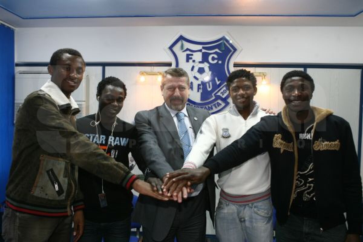 Infarct letal la 21 de ani » Fotbalistul Chinonso Henry a murit ieri pe teren într-un amical jucat la 40 de grade C, fără doctori sau ambulanţă