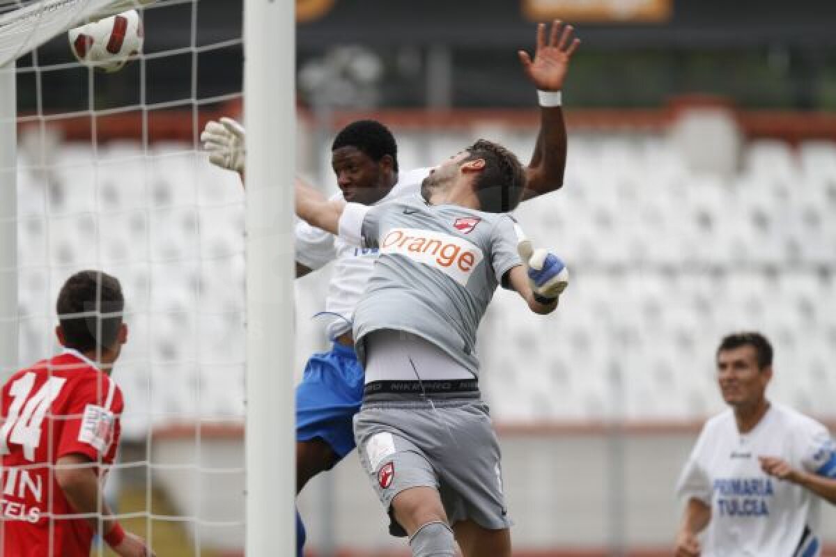 Infarct letal la 21 de ani » Fotbalistul Chinonso Henry a murit ieri pe teren într-un amical jucat la 40 de grade C, fără doctori sau ambulanţă