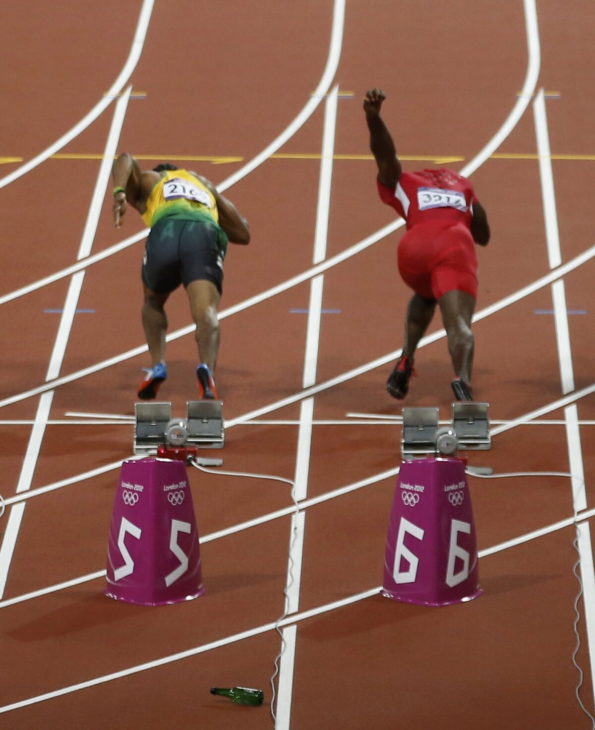 FOTO şi VIDEO Sticla cu bucluc » Un bărbat a fost arestat la finala de 100 de metri băieţi. Vezi de ce