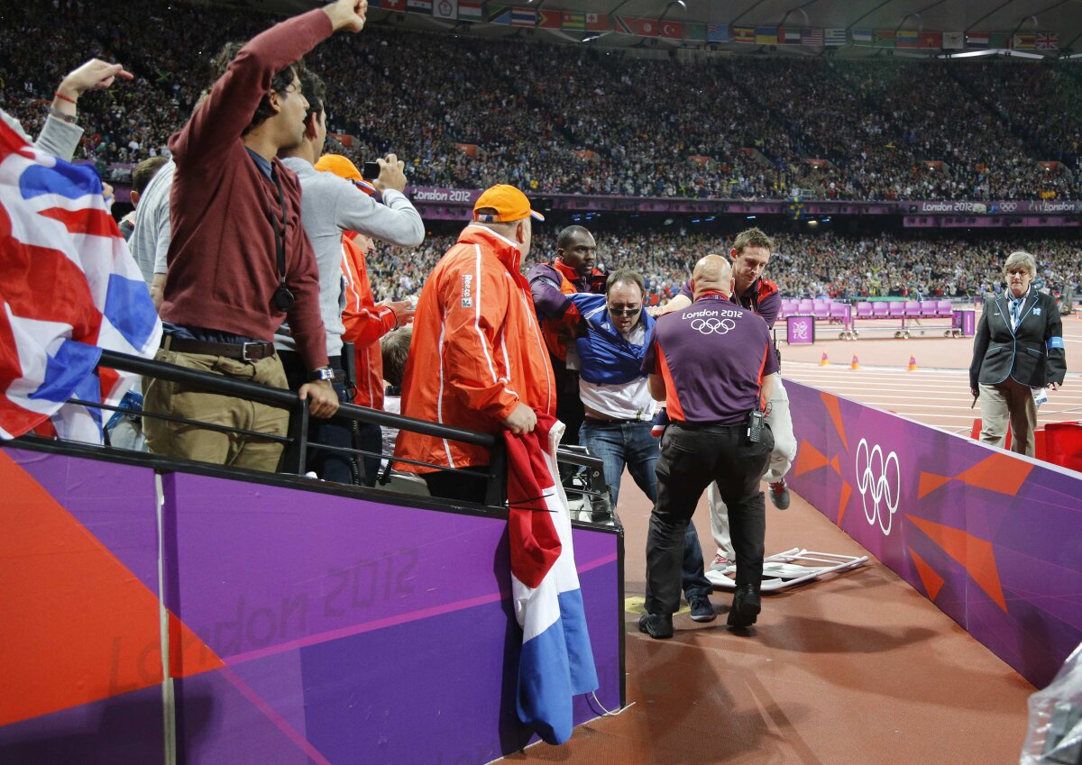 FOTO şi VIDEO Sticla cu bucluc » Un bărbat a fost arestat la finala de 100 de metri băieţi. Vezi de ce