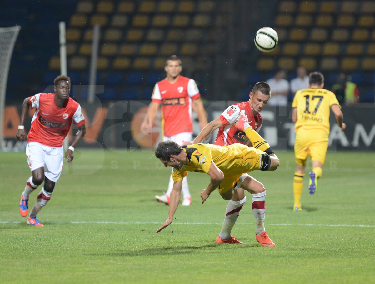 FOTO şi VIDEO FC Braşov - Dinamo 2-2 » Roş-albii nu reuşesc să rupă blestemul de sub Tmîpa