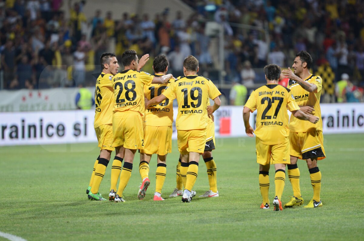 FOTO şi VIDEO FC Braşov - Dinamo 2-2 » Roş-albii nu reuşesc să rupă blestemul de sub Tmîpa