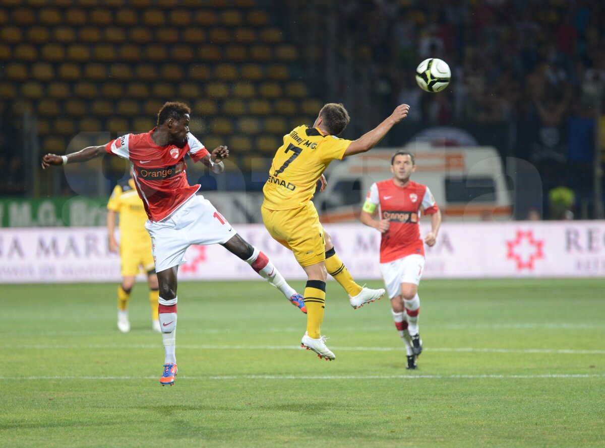 FOTO şi VIDEO FC Braşov - Dinamo 2-2 » Roş-albii nu reuşesc să rupă blestemul de sub Tmîpa