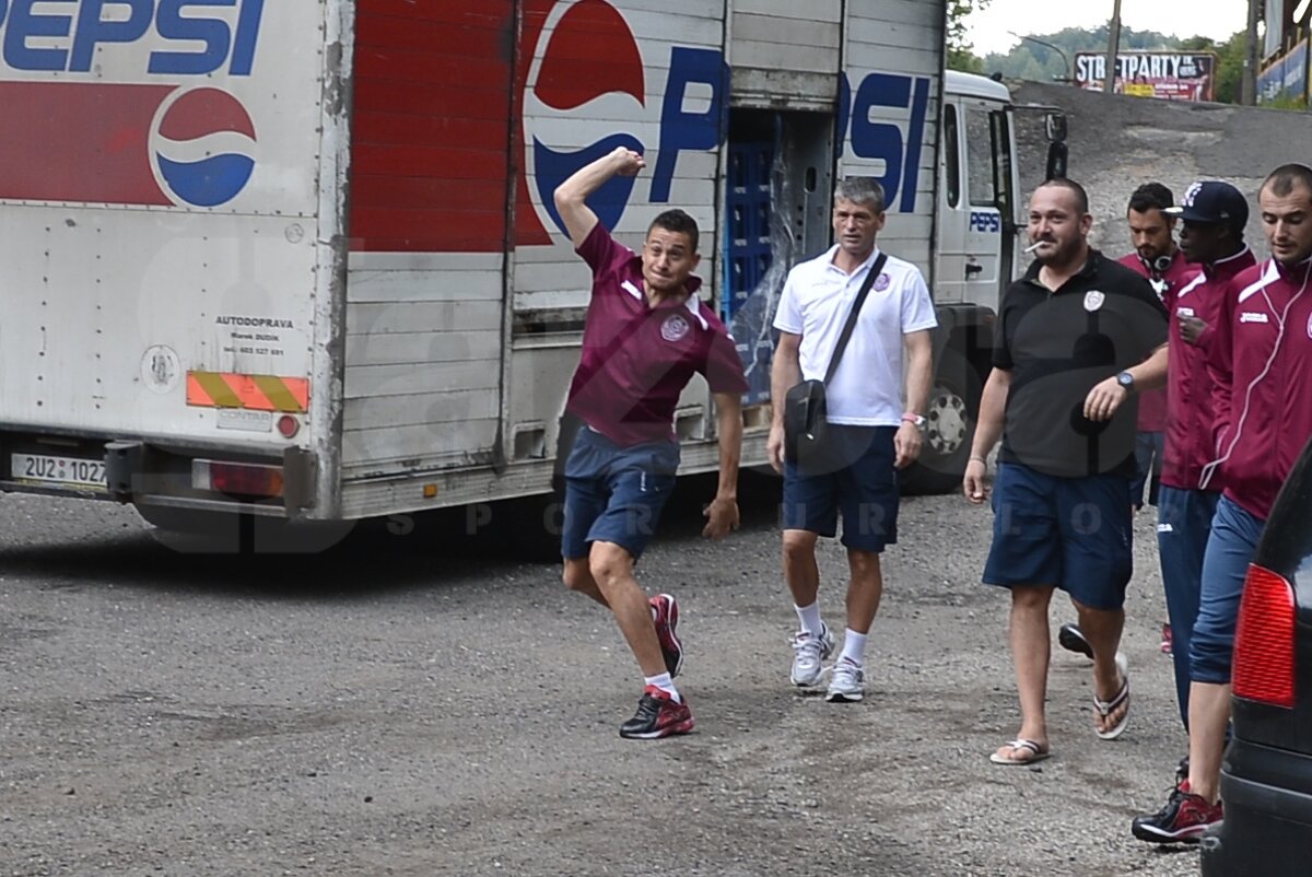 FOTO Înainte de meciul cu Liberec, jucătorii lui CFR au îmblînzit cîini