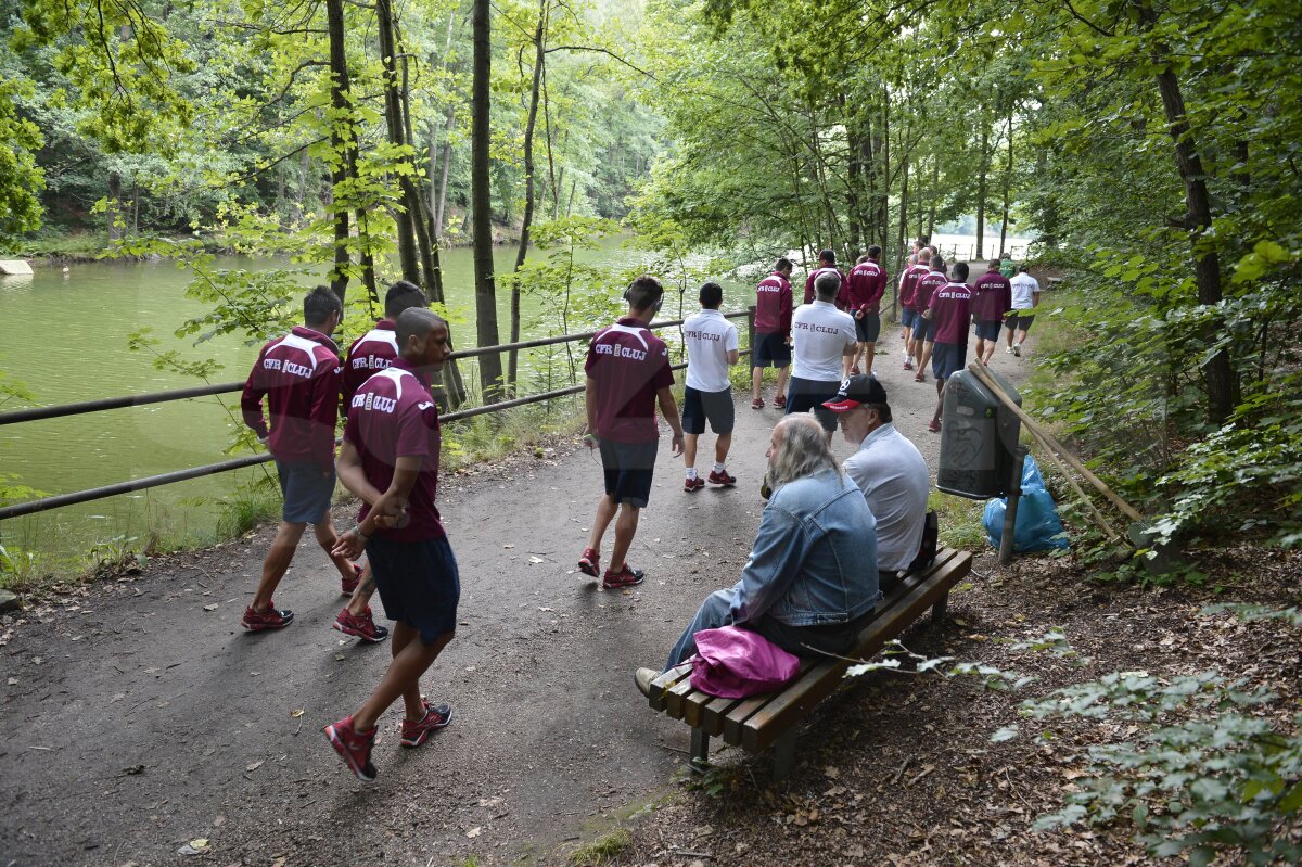 FOTO Înainte de meciul cu Liberec, jucătorii lui CFR au îmblînzit cîini