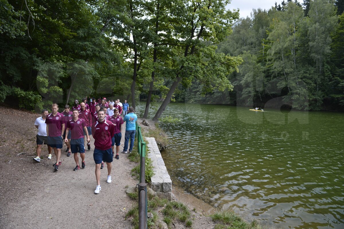 FOTO Înainte de meciul cu Liberec, jucătorii lui CFR au îmblînzit cîini