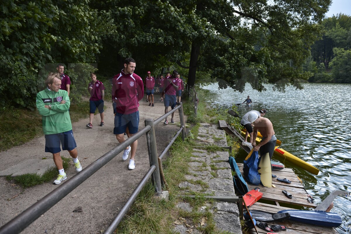 FOTO Înainte de meciul cu Liberec, jucătorii lui CFR au îmblînzit cîini