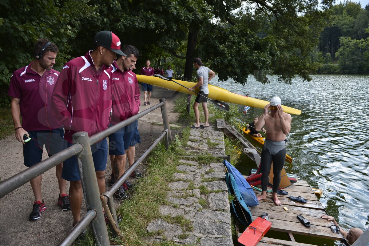 FOTO Înainte de meciul cu Liberec, jucătorii lui CFR au îmblînzit cîini