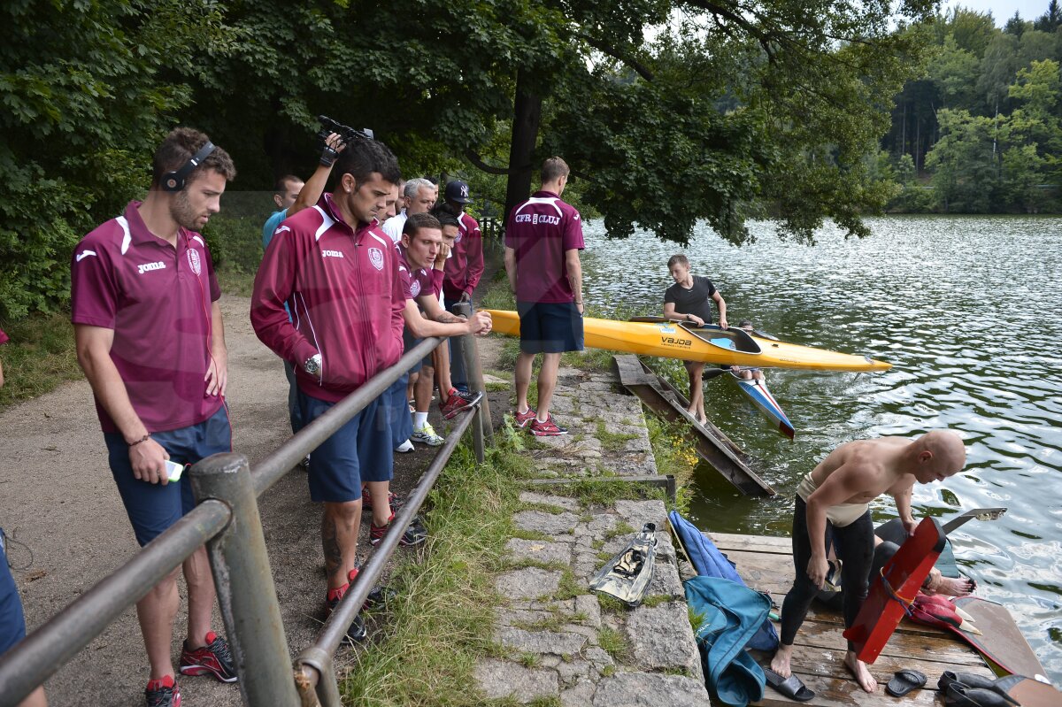 FOTO Înainte de meciul cu Liberec, jucătorii lui CFR au îmblînzit cîini