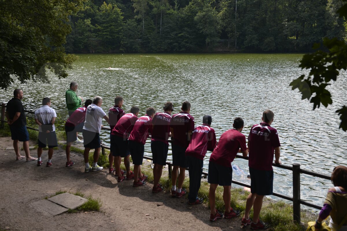 FOTO Înainte de meciul cu Liberec, jucătorii lui CFR au îmblînzit cîini
