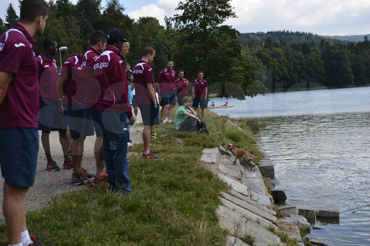 FOTO Înainte de meciul cu Liberec, jucătorii lui CFR au îmblînzit cîini