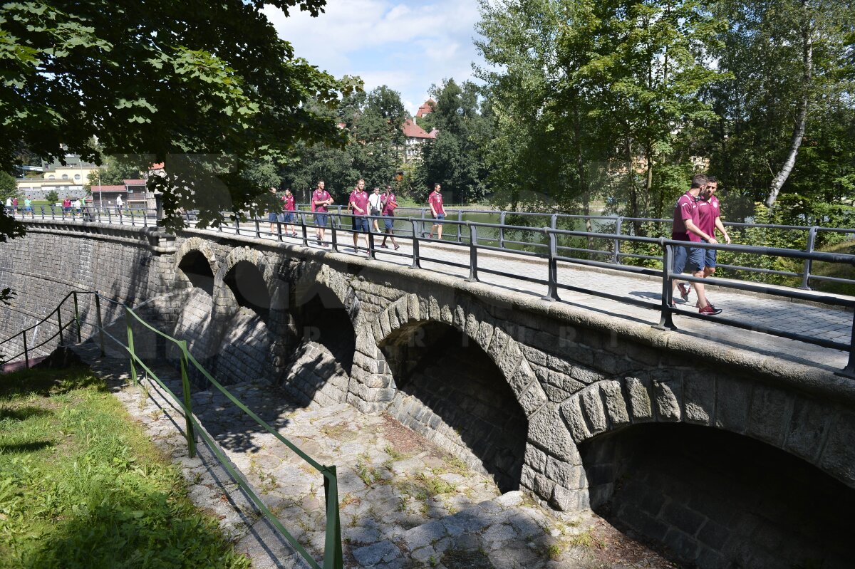 FOTO Înainte de meciul cu Liberec, jucătorii lui CFR au îmblînzit cîini