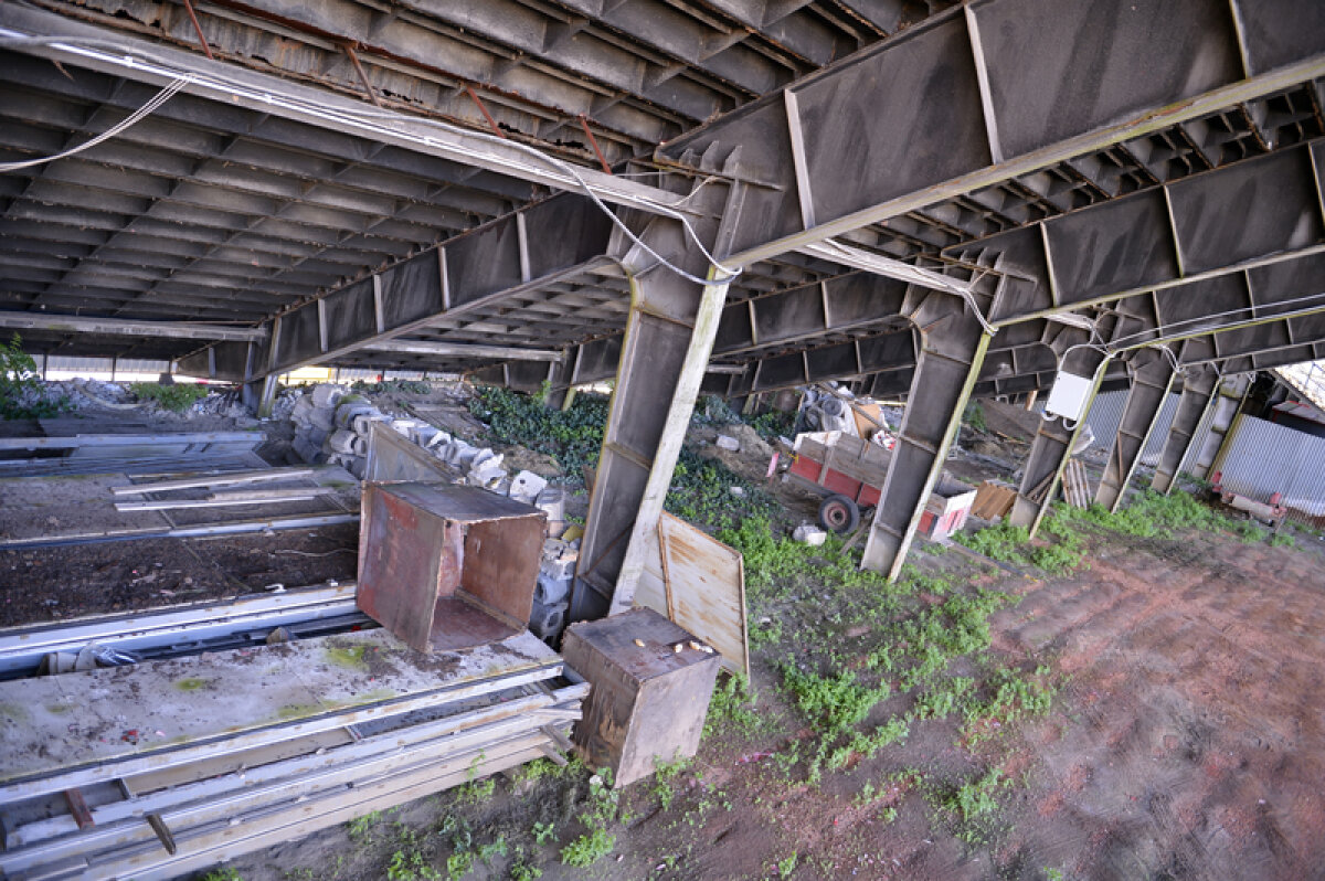 FOTO Steaua joacă pe "Giuleşti" » Arena vicecampioanei Slovaciei e un amestec de crăpături şi tribune care stau să cadă