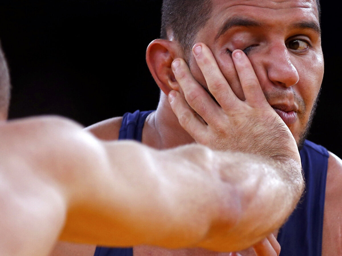 FOTO Doborît de greutăţi! » Nemţul Steiner a cedat sub povara halterei, care i-a căzut pe gît