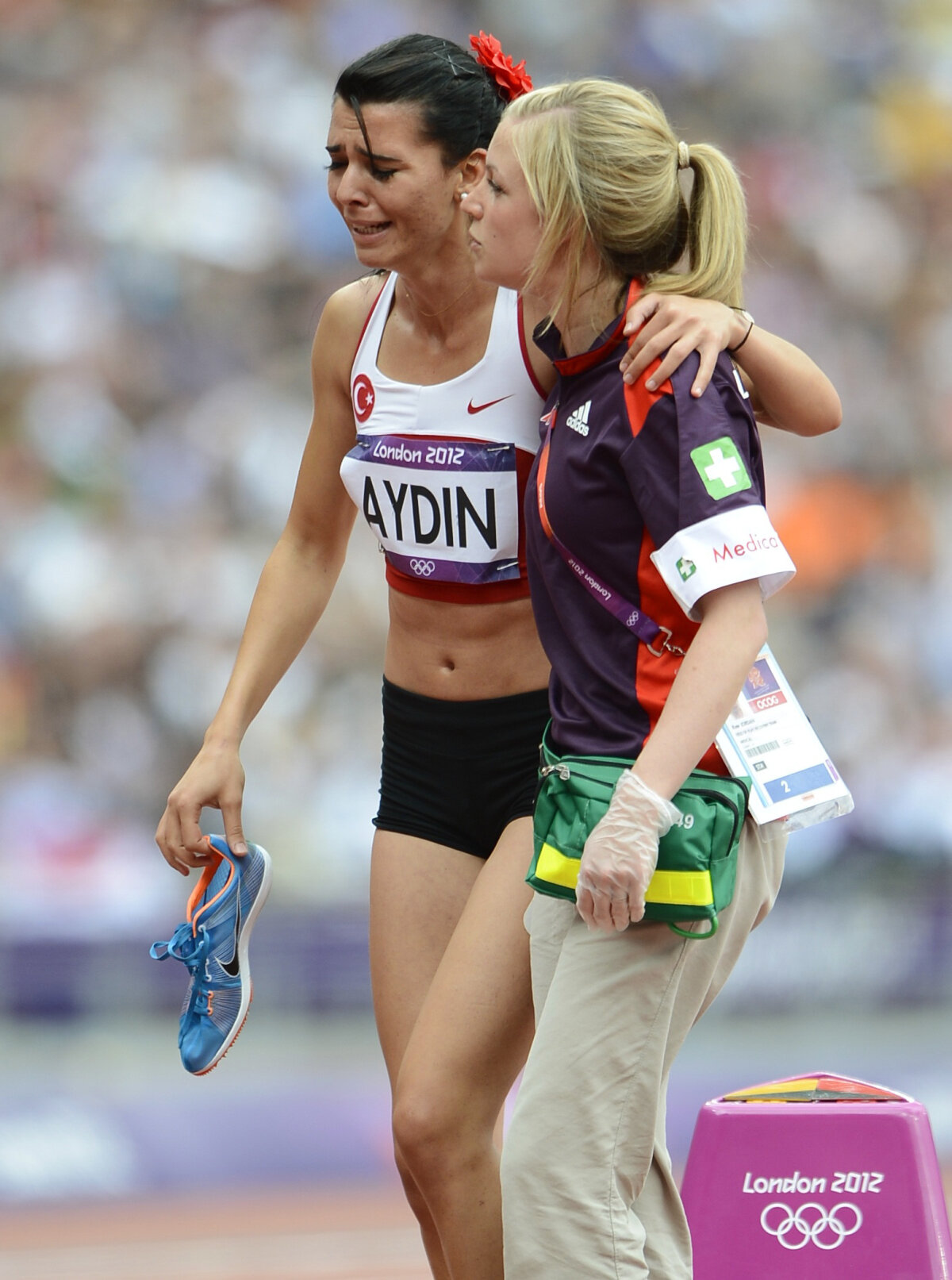 VIDEO şi FOTO » Acesta este spiritul olimpic! O atletă a alergat accidentată, plîngînd în hohote. Spectatorii au aplaudat-o în picioare