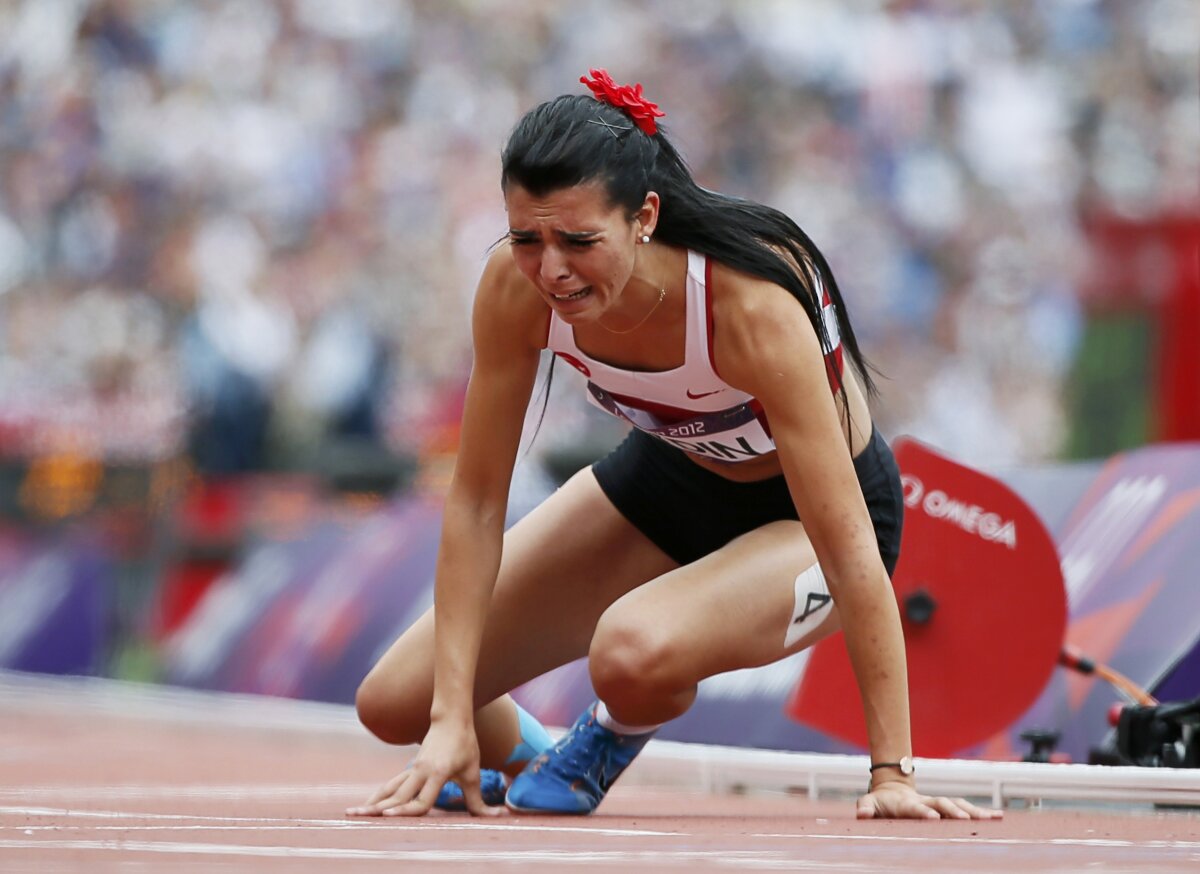 VIDEO şi FOTO » Acesta este spiritul olimpic! O atletă a alergat accidentată, plîngînd în hohote. Spectatorii au aplaudat-o în picioare