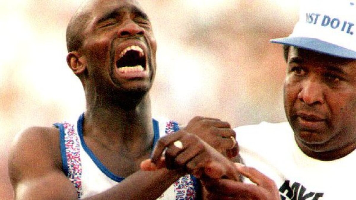 VIDEO şi FOTO » Acesta este spiritul olimpic! O atletă a alergat accidentată, plîngînd în hohote. Spectatorii au aplaudat-o în picioare