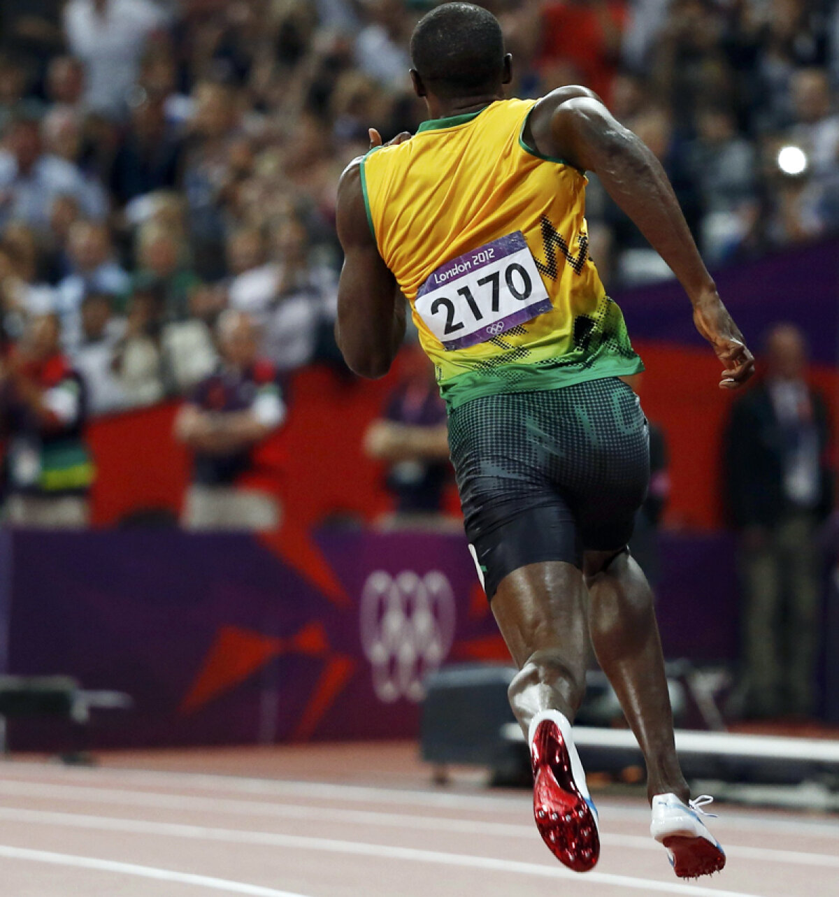 Picioarele care fac istoria » E oficial! Sîntem contemporani cu cel mai mare sprinter al tuturor timpurilor!