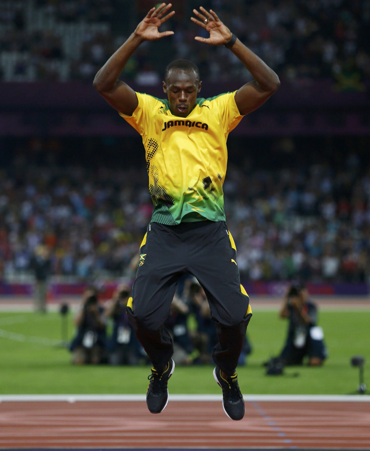 Picioarele care fac istoria » E oficial! Sîntem contemporani cu cel mai mare sprinter al tuturor timpurilor!