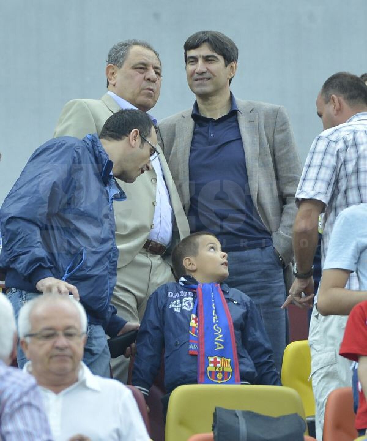 FOTO "Extratereştrii" s-au distrat pe Naţional Arena » Copiii şi-au pupat mîinile după ce au bătut palma cu Messi