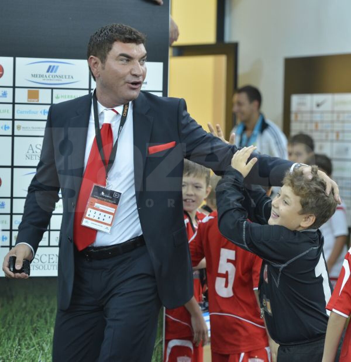 FOTO "Extratereştrii" s-au distrat pe Naţional Arena » Copiii şi-au pupat mîinile după ce au bătut palma cu Messi