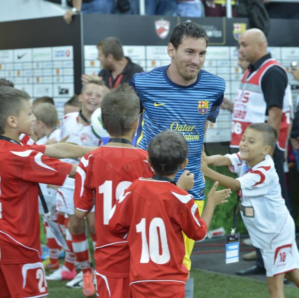 FOTO "Extratereştrii" s-au distrat pe Naţional Arena » Copiii şi-au pupat mîinile după ce au bătut palma cu Messi
