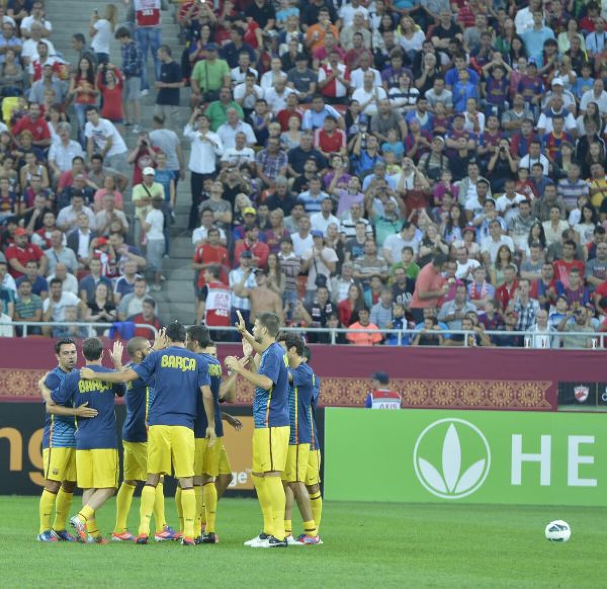 FOTO "Extratereştrii" s-au distrat pe Naţional Arena » Copiii şi-au pupat mîinile după ce au bătut palma cu Messi