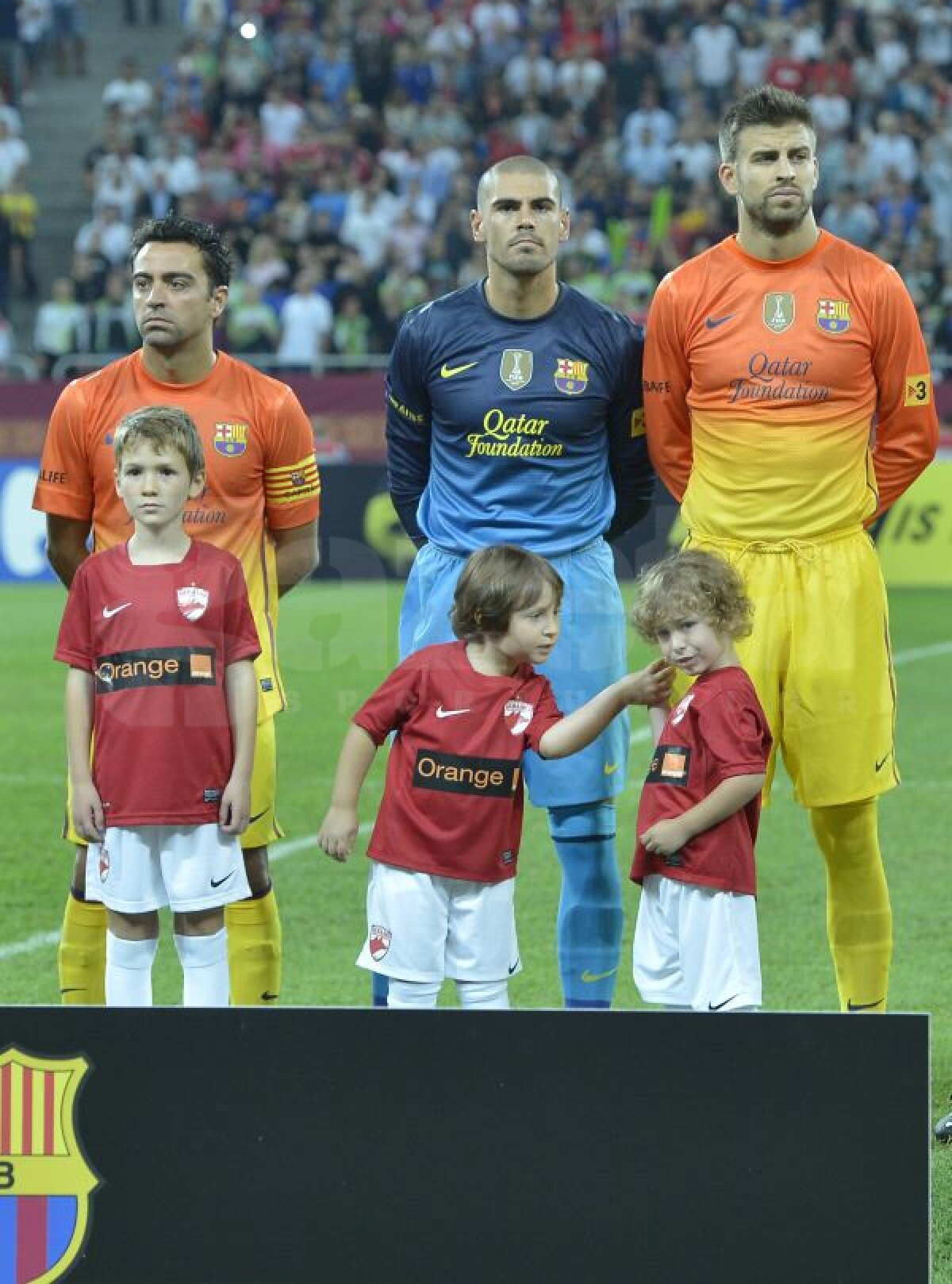 FOTO "Extratereştrii" s-au distrat pe Naţional Arena » Copiii şi-au pupat mîinile după ce au bătut palma cu Messi