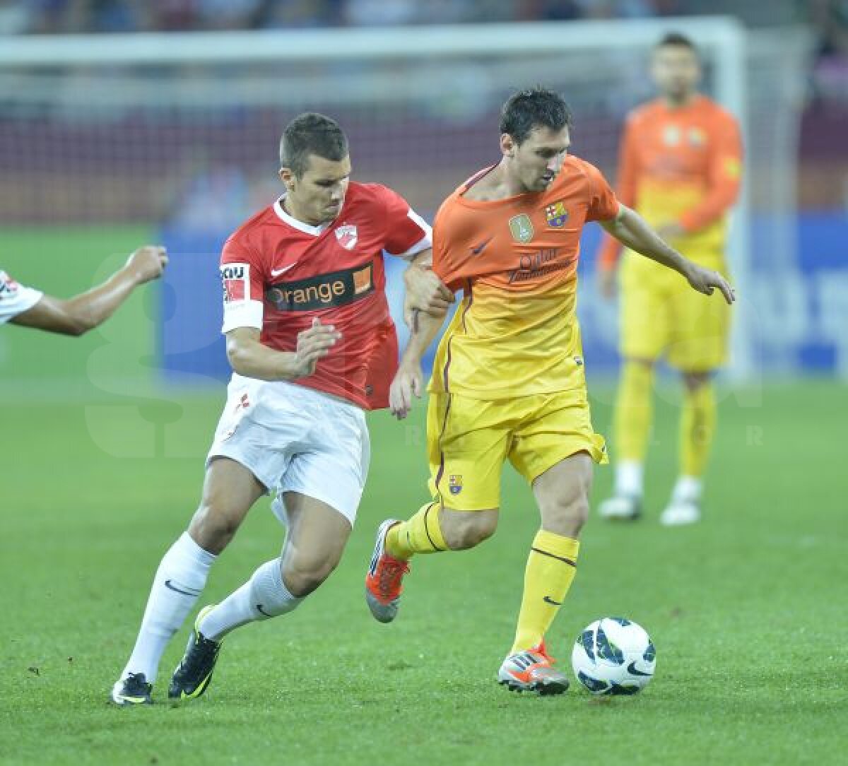 FOTO "Extratereştrii" s-au distrat pe Naţional Arena » Copiii şi-au pupat mîinile după ce au bătut palma cu Messi