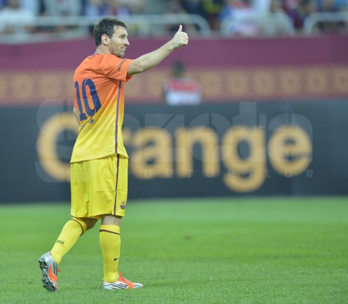 FOTO "Extratereştrii" s-au distrat pe Naţional Arena » Copiii şi-au pupat mîinile după ce au bătut palma cu Messi