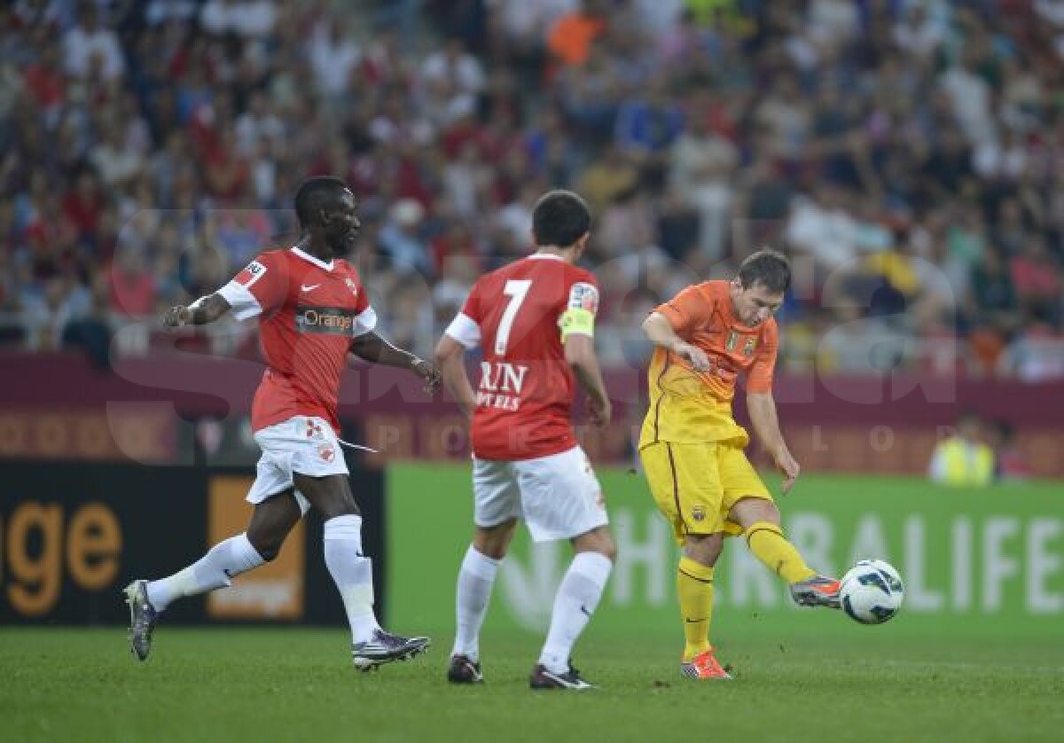 FOTO "Extratereştrii" s-au distrat pe Naţional Arena » Copiii şi-au pupat mîinile după ce au bătut palma cu Messi