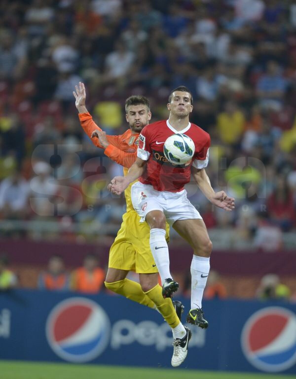 FOTO "Extratereştrii" s-au distrat pe Naţional Arena » Copiii şi-au pupat mîinile după ce au bătut palma cu Messi