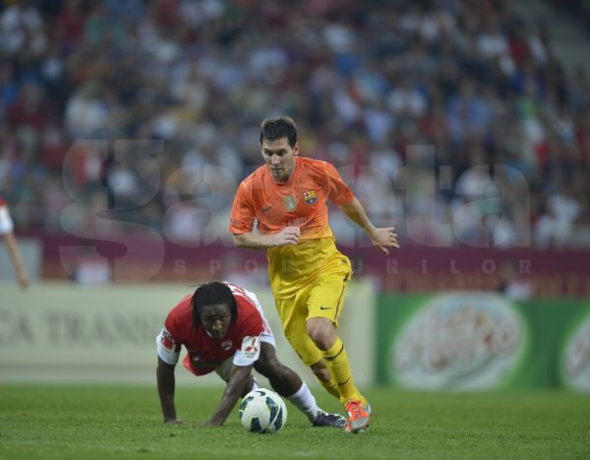 FOTO "Extratereştrii" s-au distrat pe Naţional Arena » Copiii şi-au pupat mîinile după ce au bătut palma cu Messi