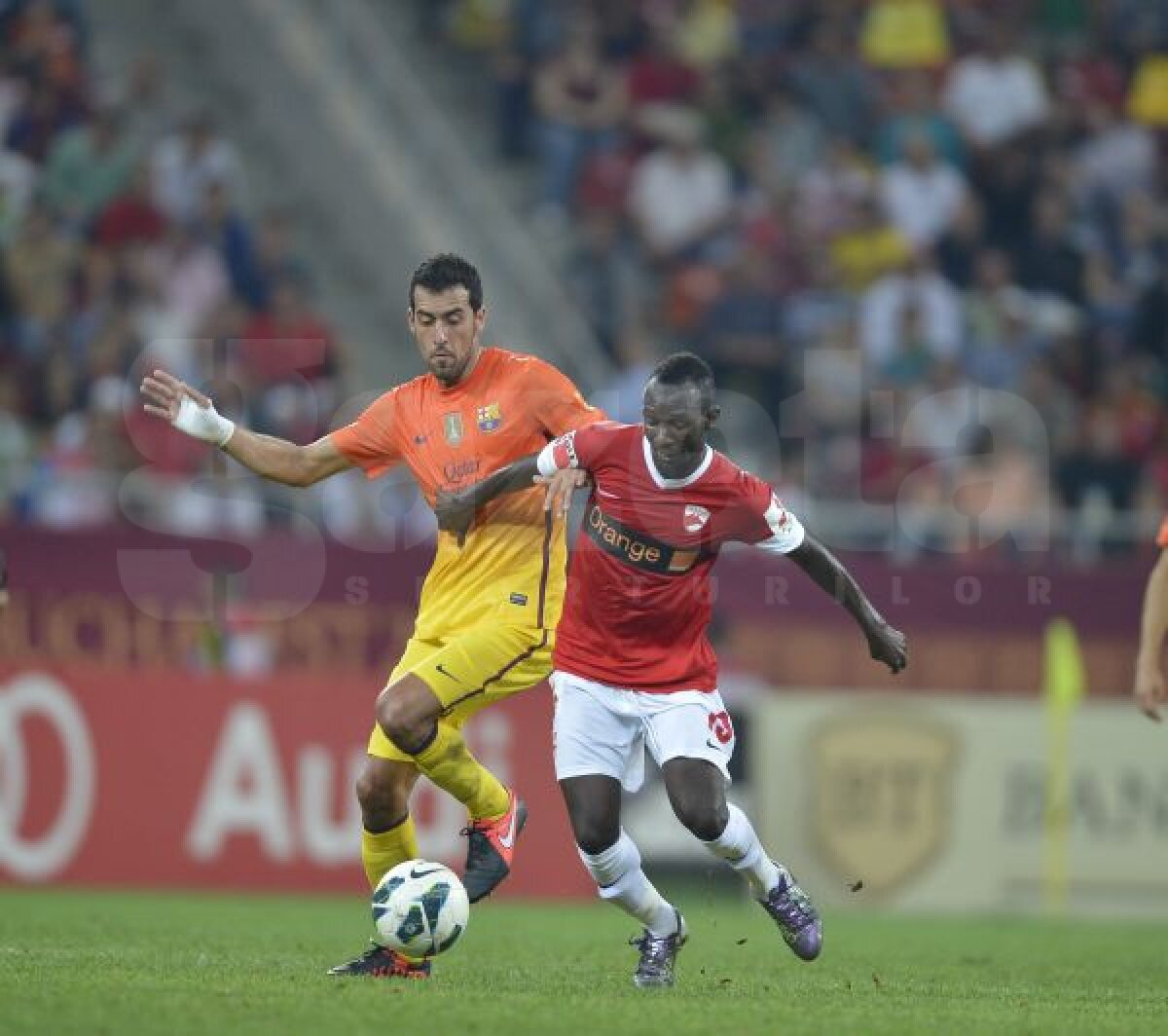 FOTO "Extratereştrii" s-au distrat pe Naţional Arena » Copiii şi-au pupat mîinile după ce au bătut palma cu Messi