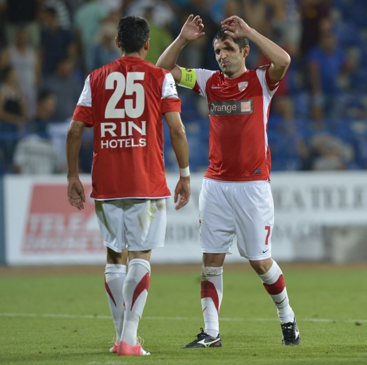 FOTO Hainele cele noi ale dinamoviştilor sînt aproape identice cu cele vechi » Ghiciţi diferenţa ;)