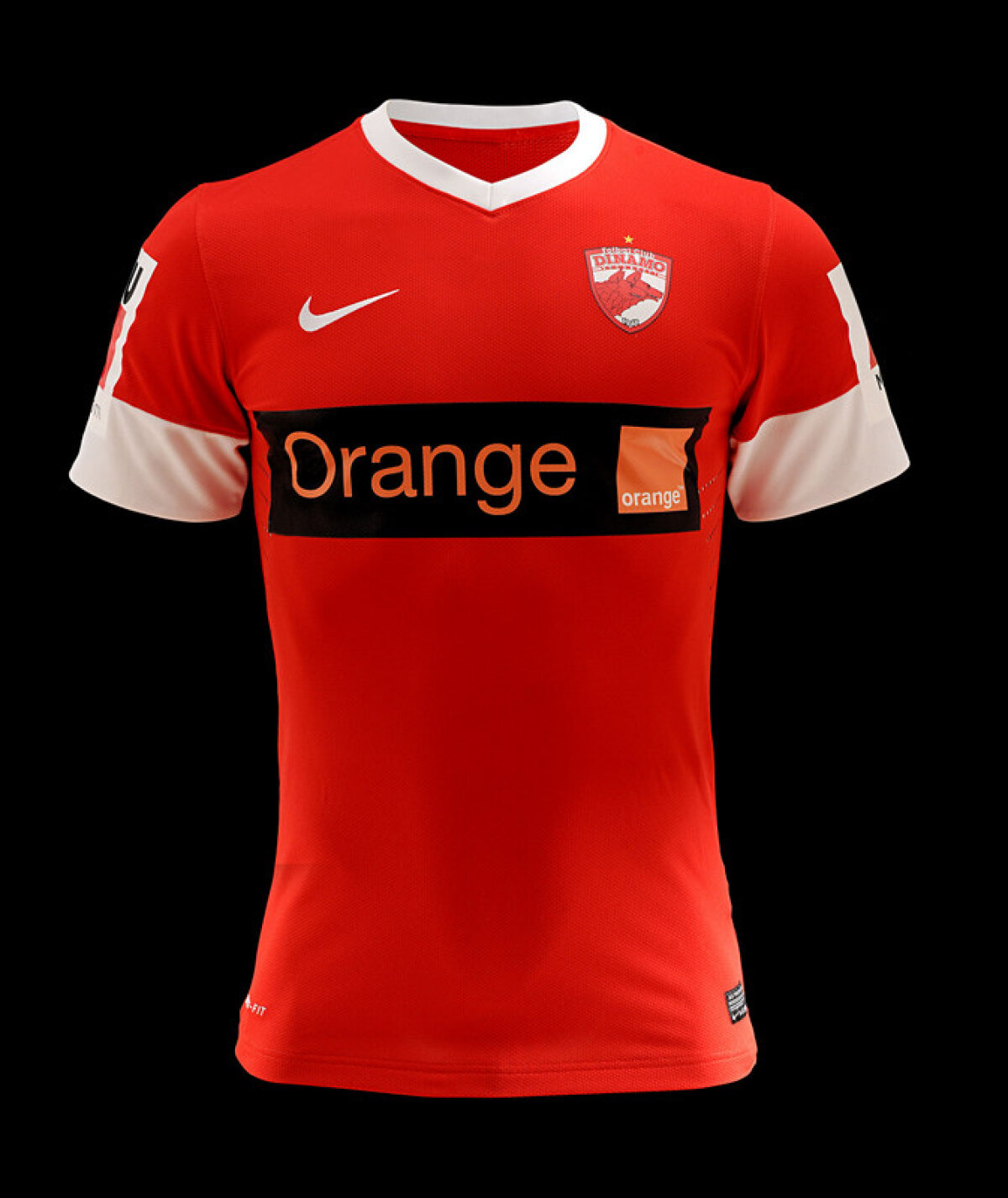 FOTO Hainele cele noi ale dinamoviştilor sînt aproape identice cu cele vechi » Ghiciţi diferenţa ;)