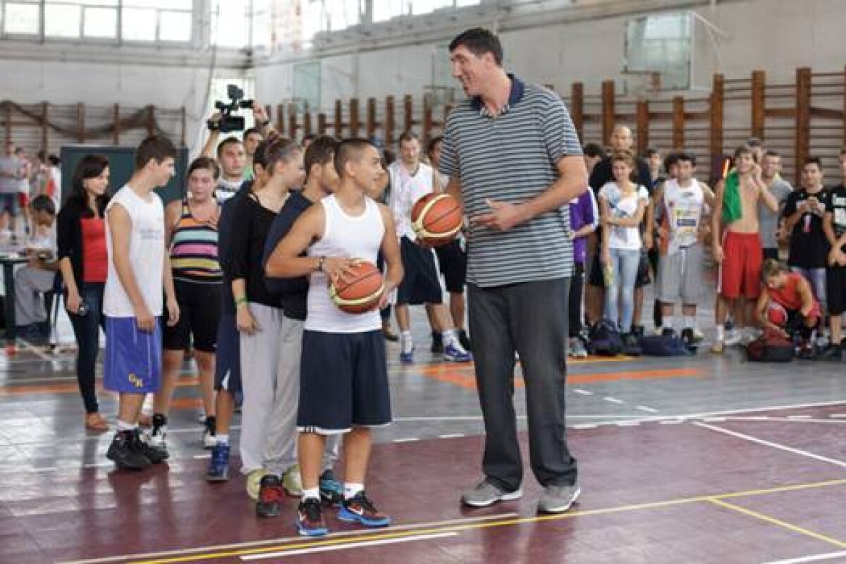 Ghiţă Mureşan a făcut spectacol la Sport Arena Streetball : "Ar trebui să existe cît mai multe iniţiative pentru baschet"
