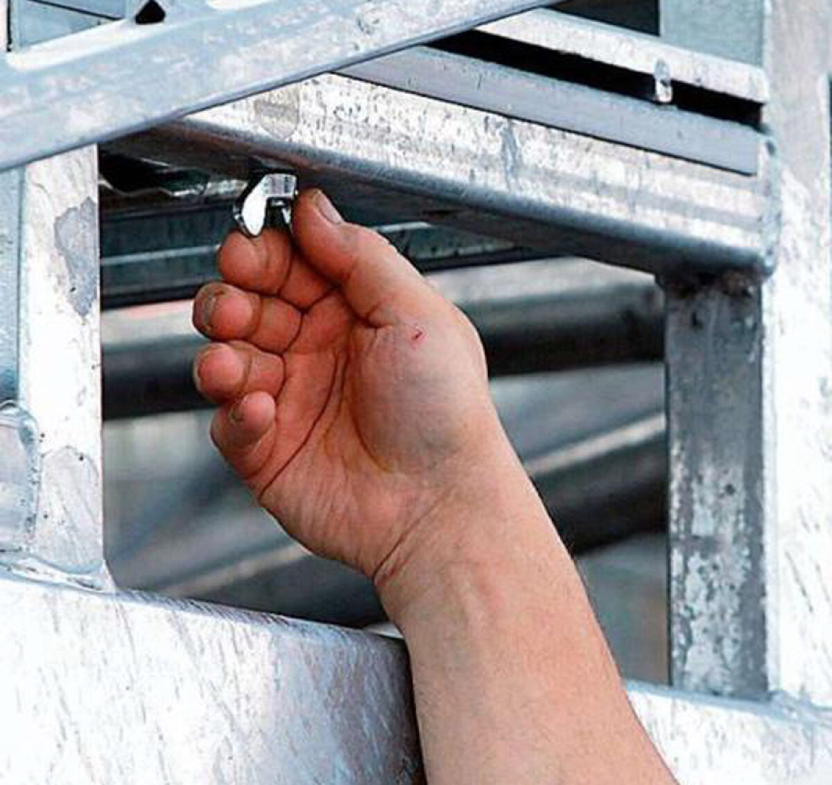 Atentat diabolic! » Au slăbit şuruburile tribunei metalice în care trebuiau să stea oaspeţii